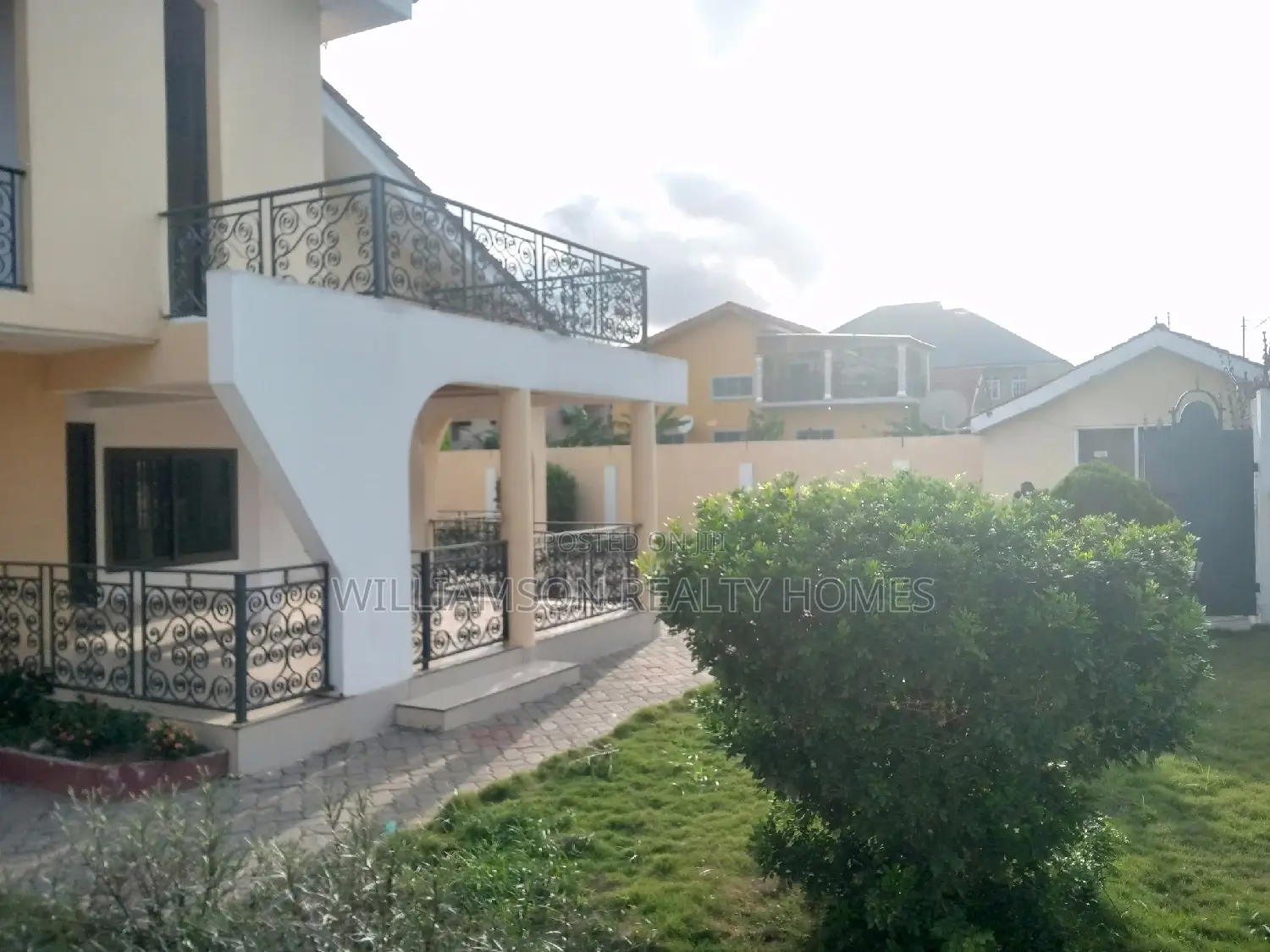 4bdrm Duplex in Community 18 Estate, Spintex for rent