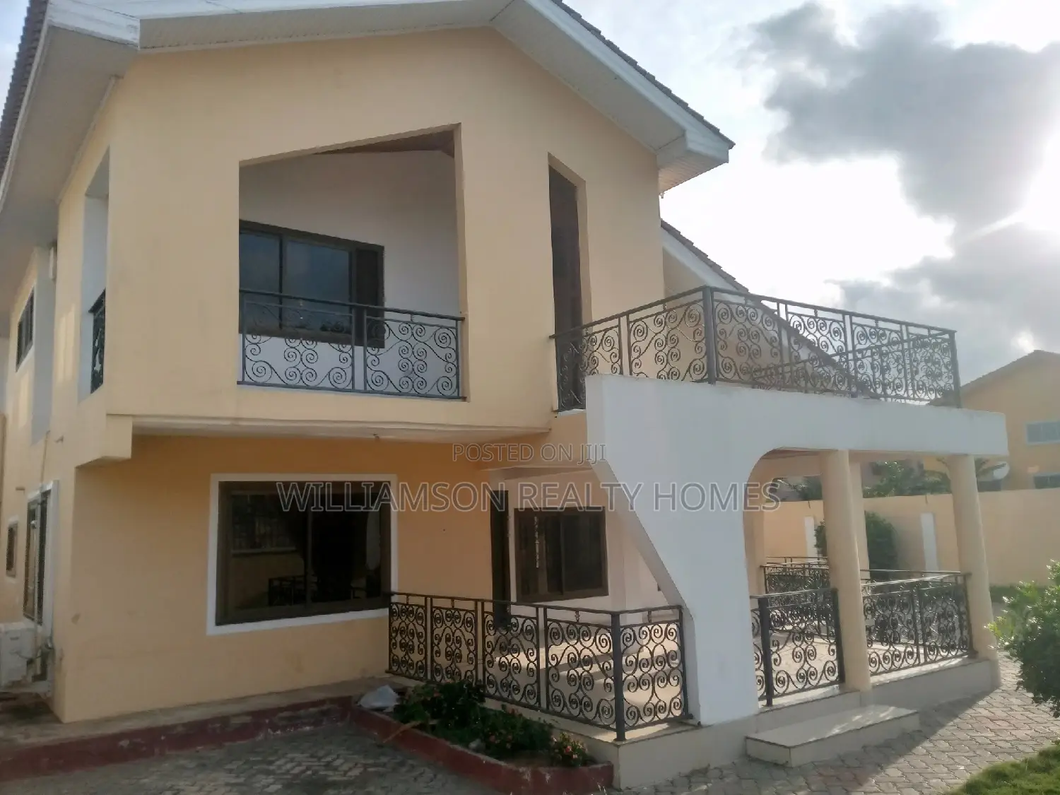 4bdrm Duplex in Community 18 Estate, Spintex for rent