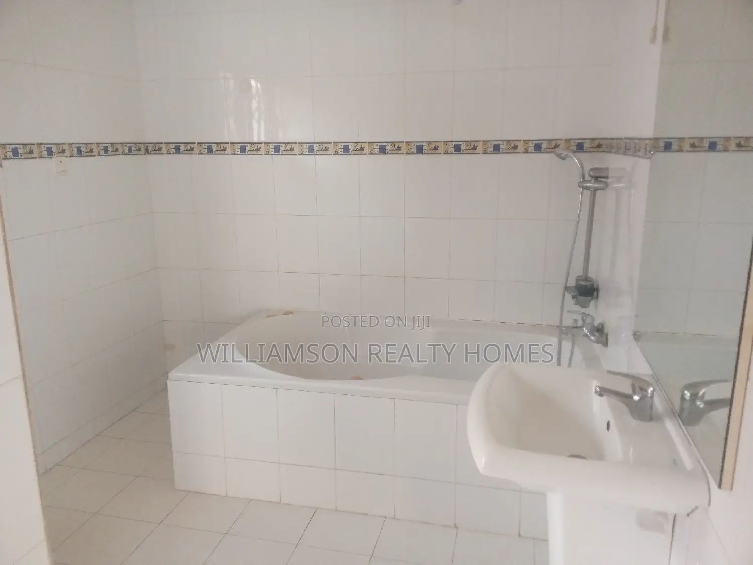 4bdrm Duplex in Community 18 Estate, Spintex for rent