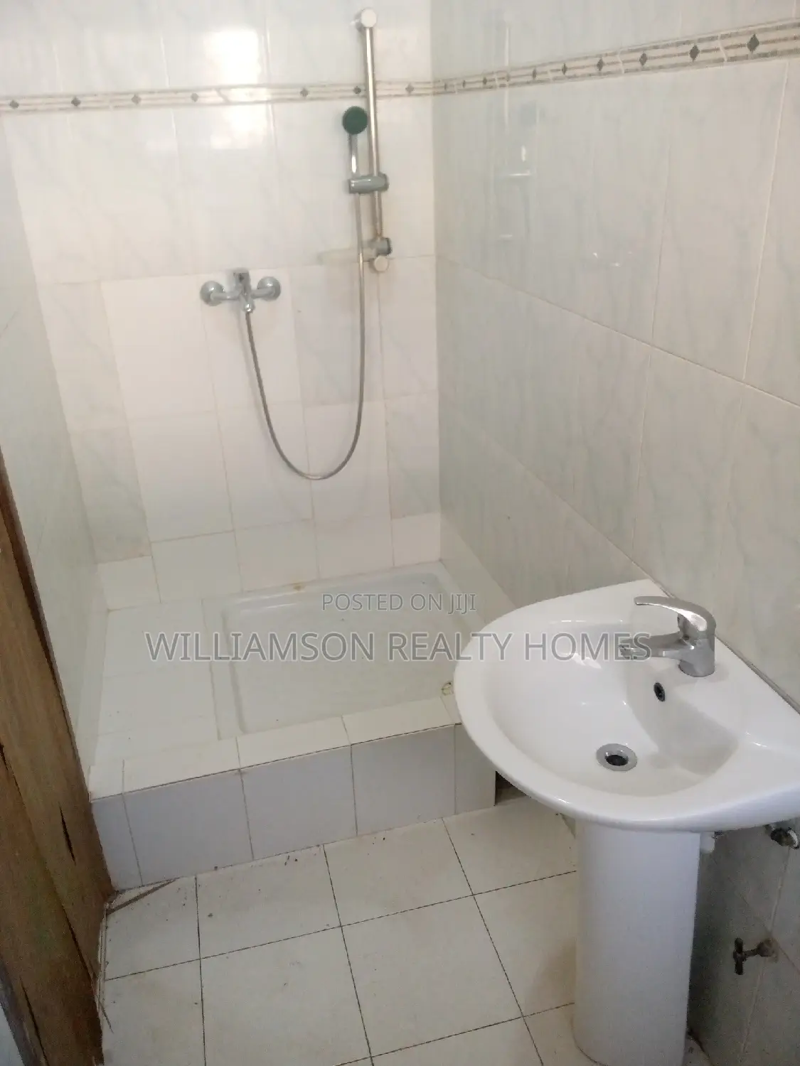 4bdrm Duplex in Community 18 Estate, Spintex for rent