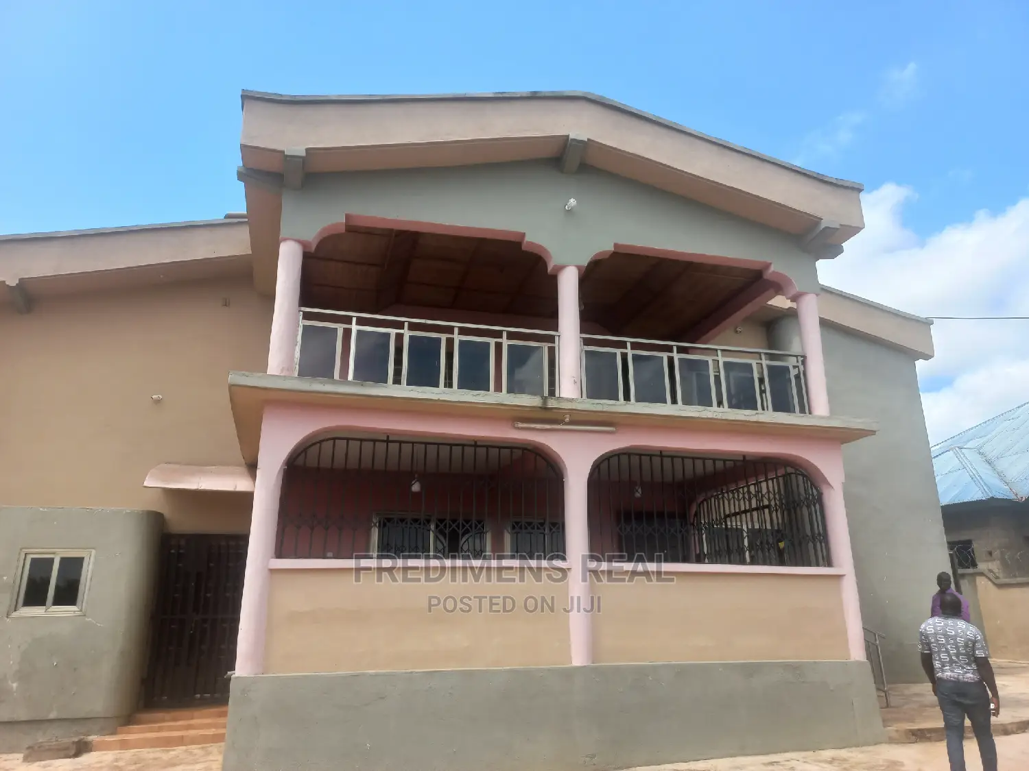 8bdrm House in Apatrapa For Sale, Kumasi Metropolitan for sale