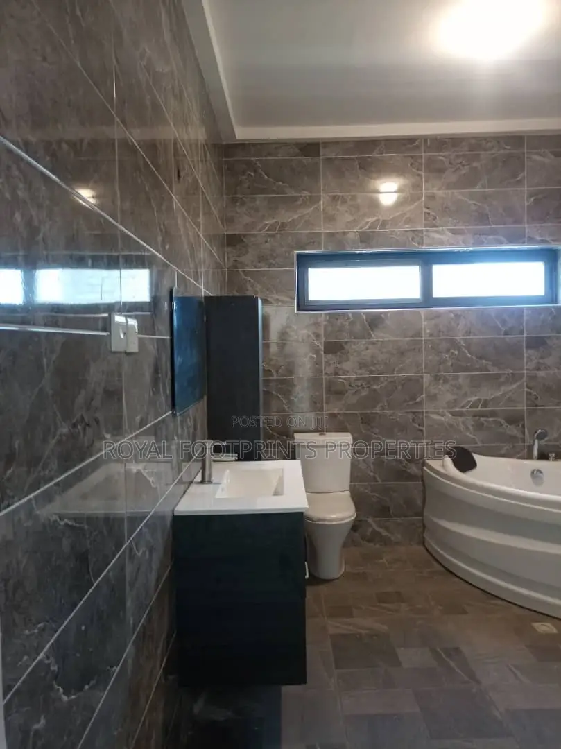 5bdrm House in Ashaley Botwe for sale