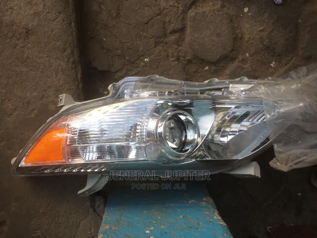 Toyota Camry 2010 Headlight .