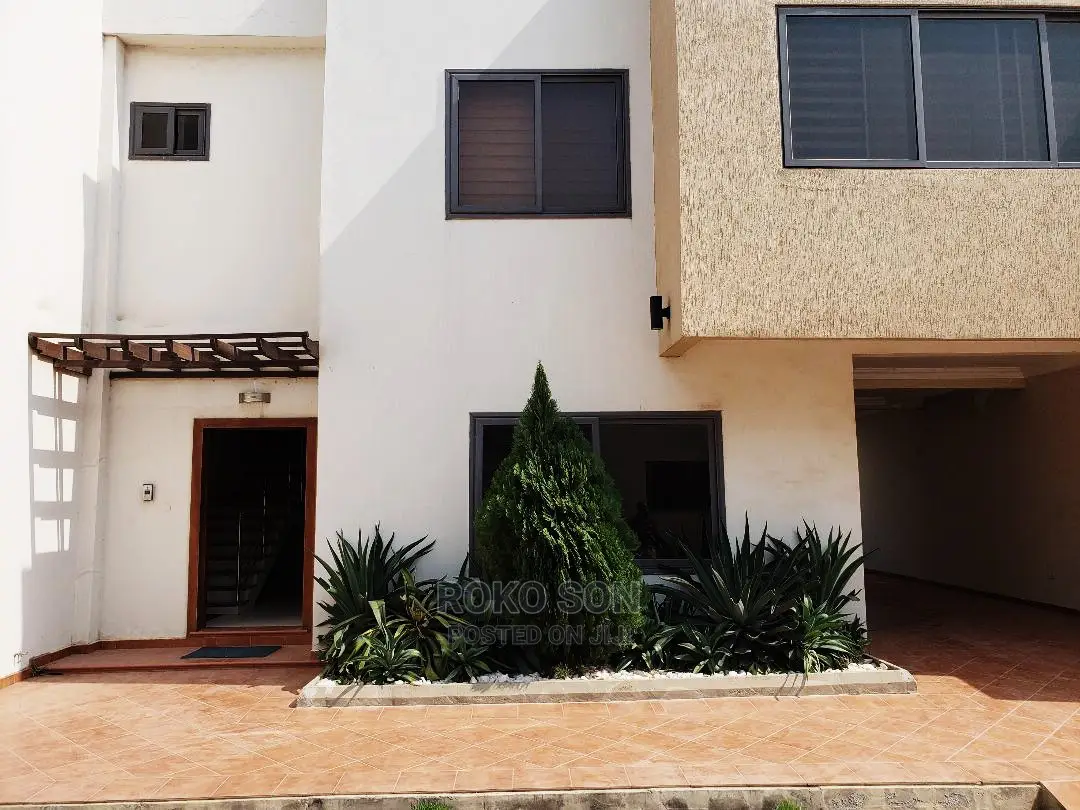 3bdrm Duplex in Dr Roko, Dworwulu for Sale