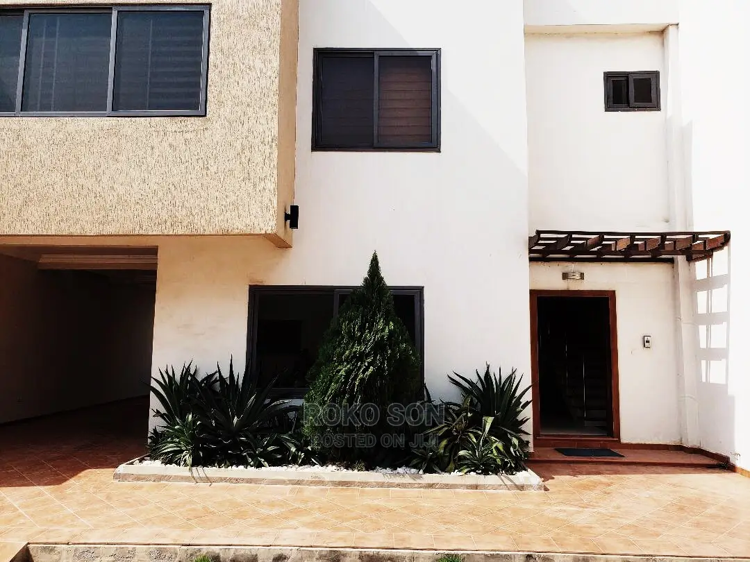 3bdrm Duplex in Dr Roko, Dworwulu for Sale