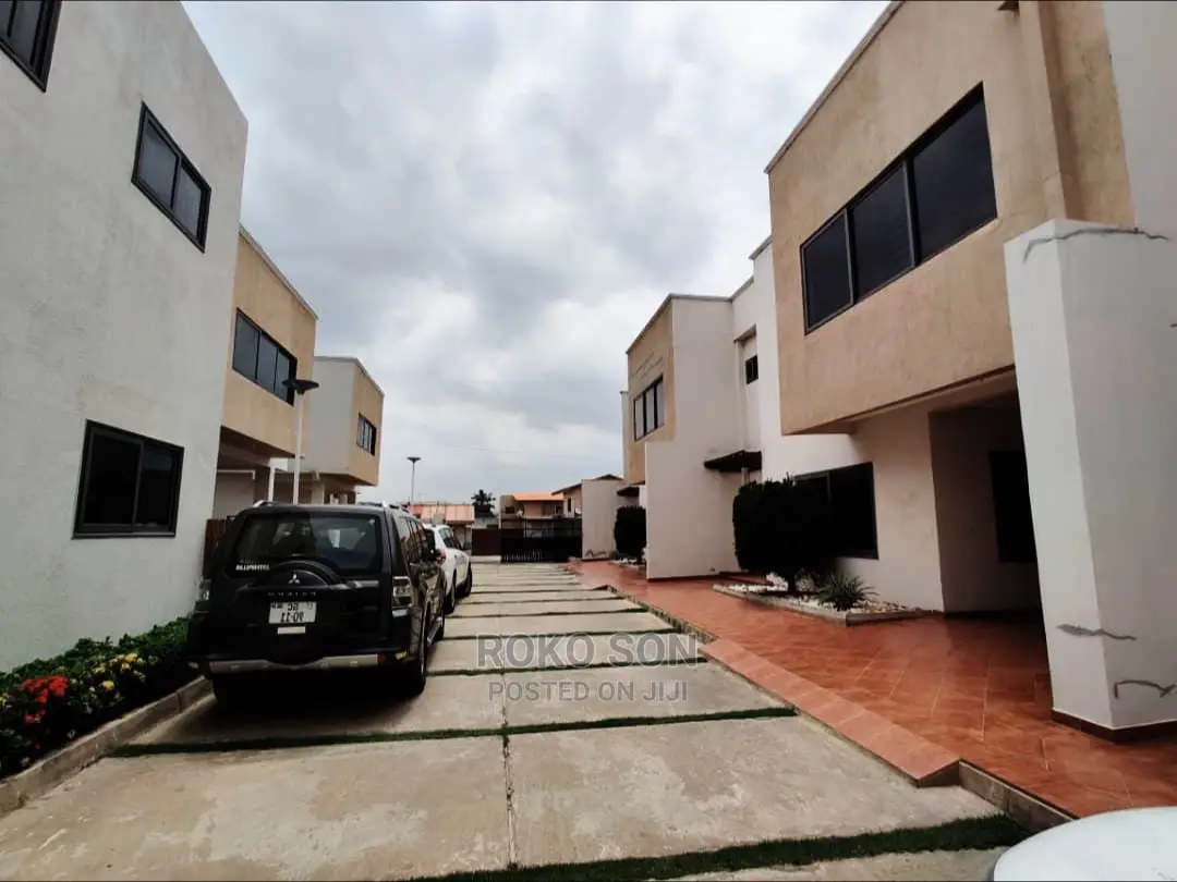 3bdrm Duplex in Dr Roko, Dworwulu for Sale