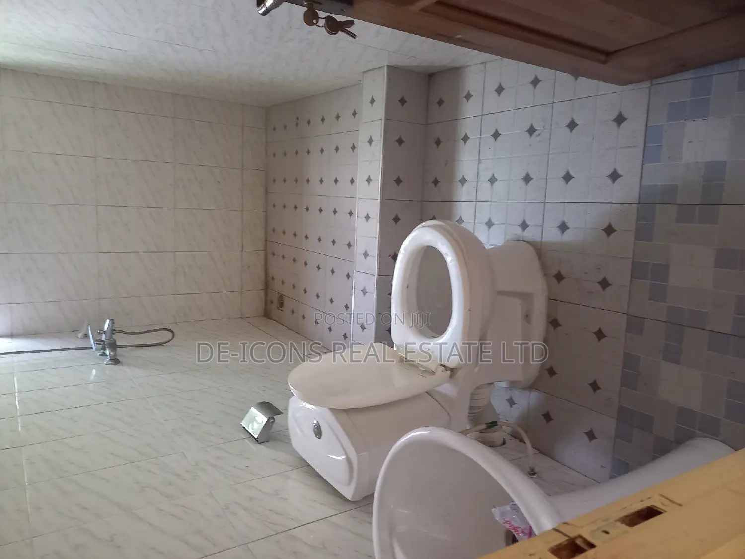 1bdrm Duplex in De-Icons Real Estate, Awutu Senya East Municipal