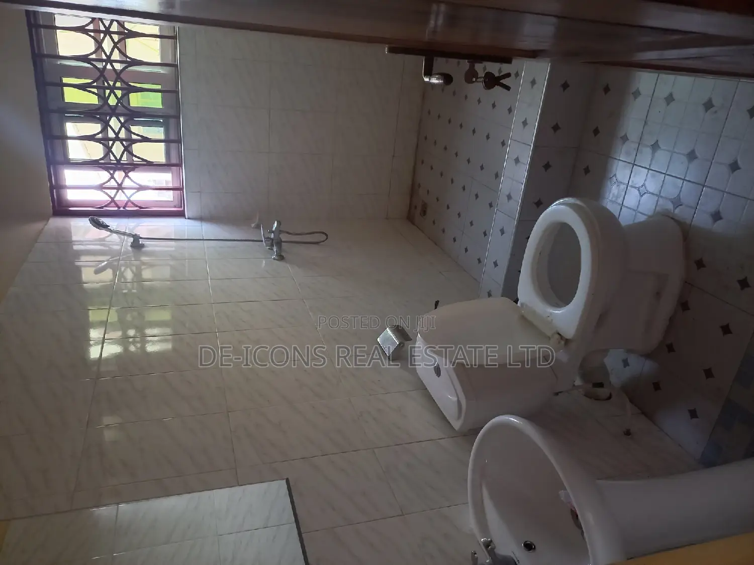 1bdrm Duplex in De-Icons Real Estate, Awutu Senya East Municipal
