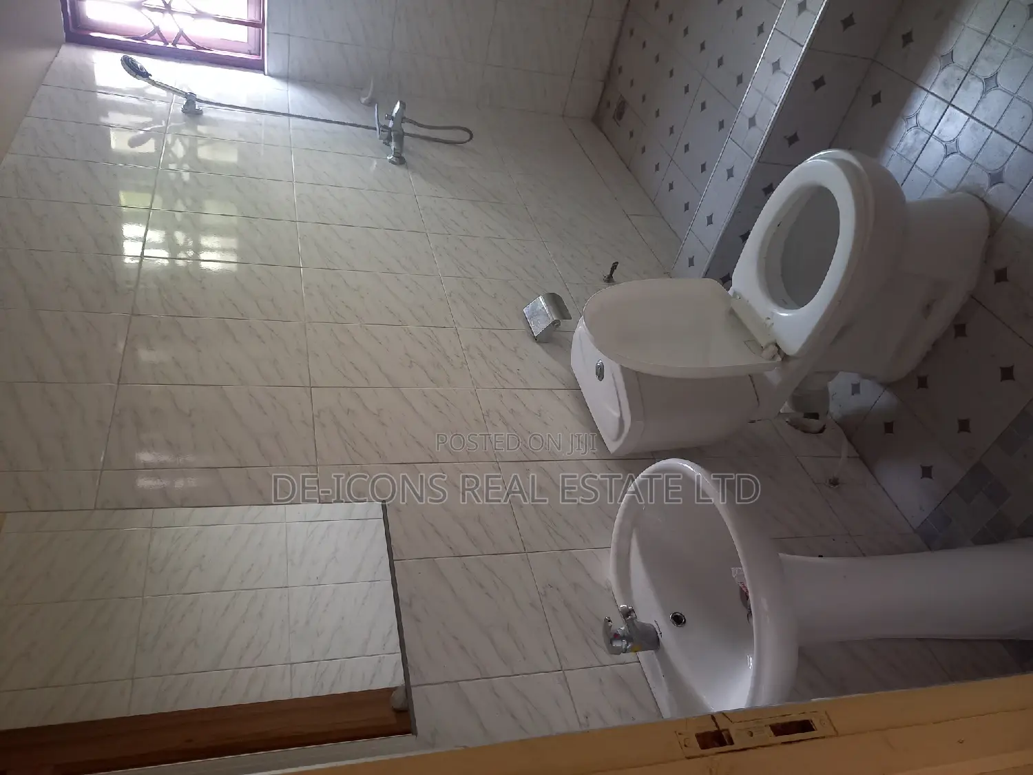 1bdrm Duplex in De-Icons Real Estate, Awutu Senya East Municipal