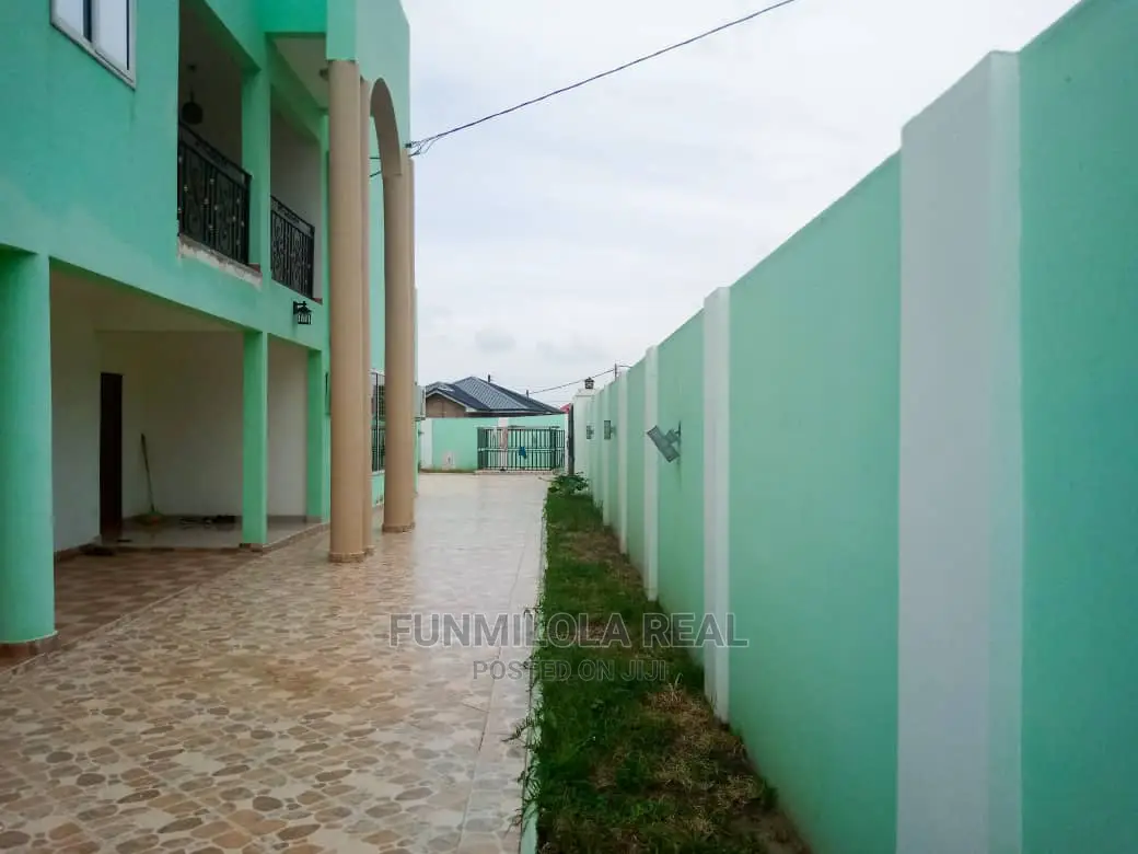 5bdrm Duplex in Aburi Akyemamsa, Akyemansa for Sale in Akyemansa