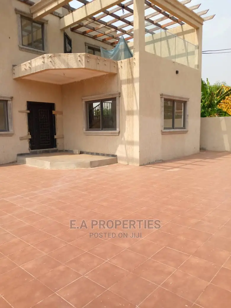 5bdrm House in E Properties, Otano for Sale