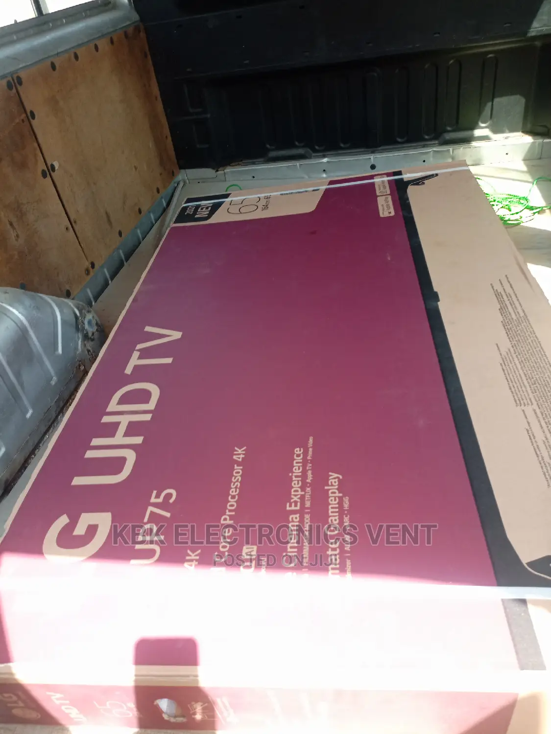 LG 65' Smart UHD Satellite+ Magic Remote