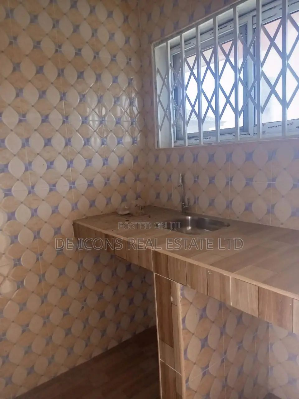1bdrm Duplex in De-Icons Real Estate, Awutu Senya East Municipal