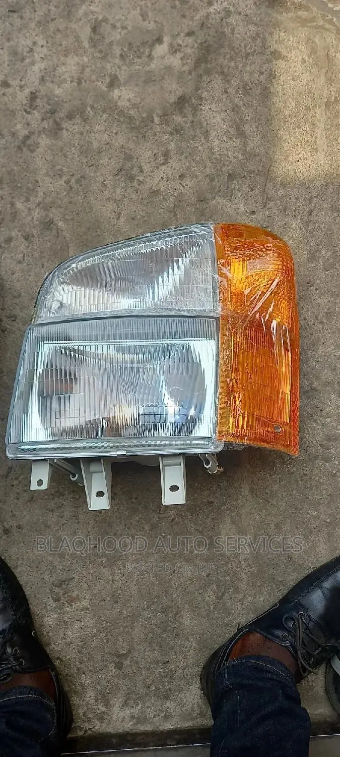Hyundai Mighty 2 FRONT HEADLIGHT Nd TRAFICATOR Pair in Stock