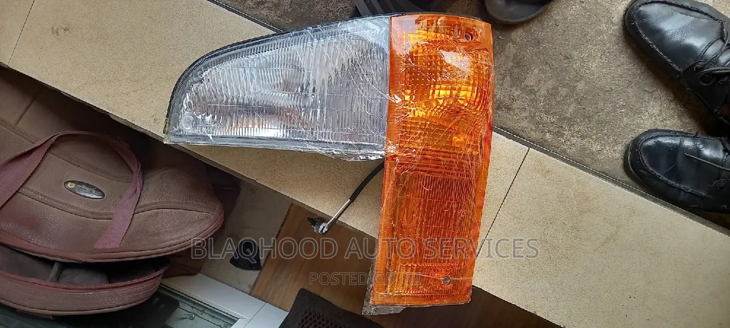 Hyundai Mighty 2 FRONT HEADLIGHT Nd TRAFICATOR Pair for Sale