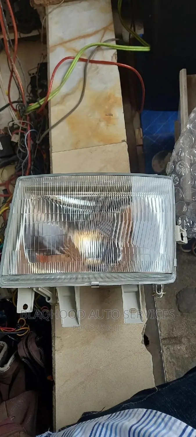 Hyundai Mighty 2 FRONT HEADLIGHT Nd TRAFICATOR Pair for Sale