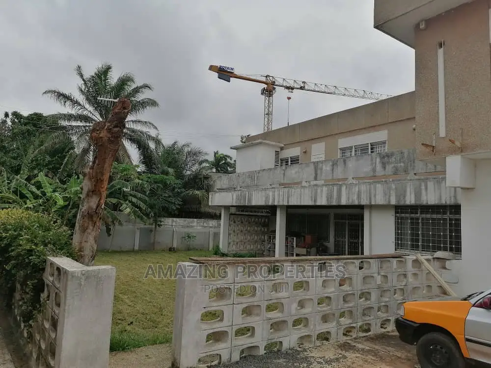 5bdrm House in Airport Residential Area for Sale