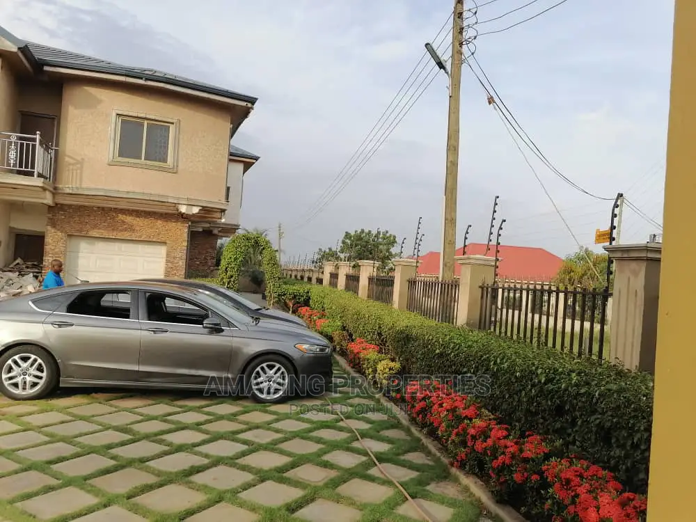 6bdrm House in Amazing Properties, Tema Metropolitan for sale