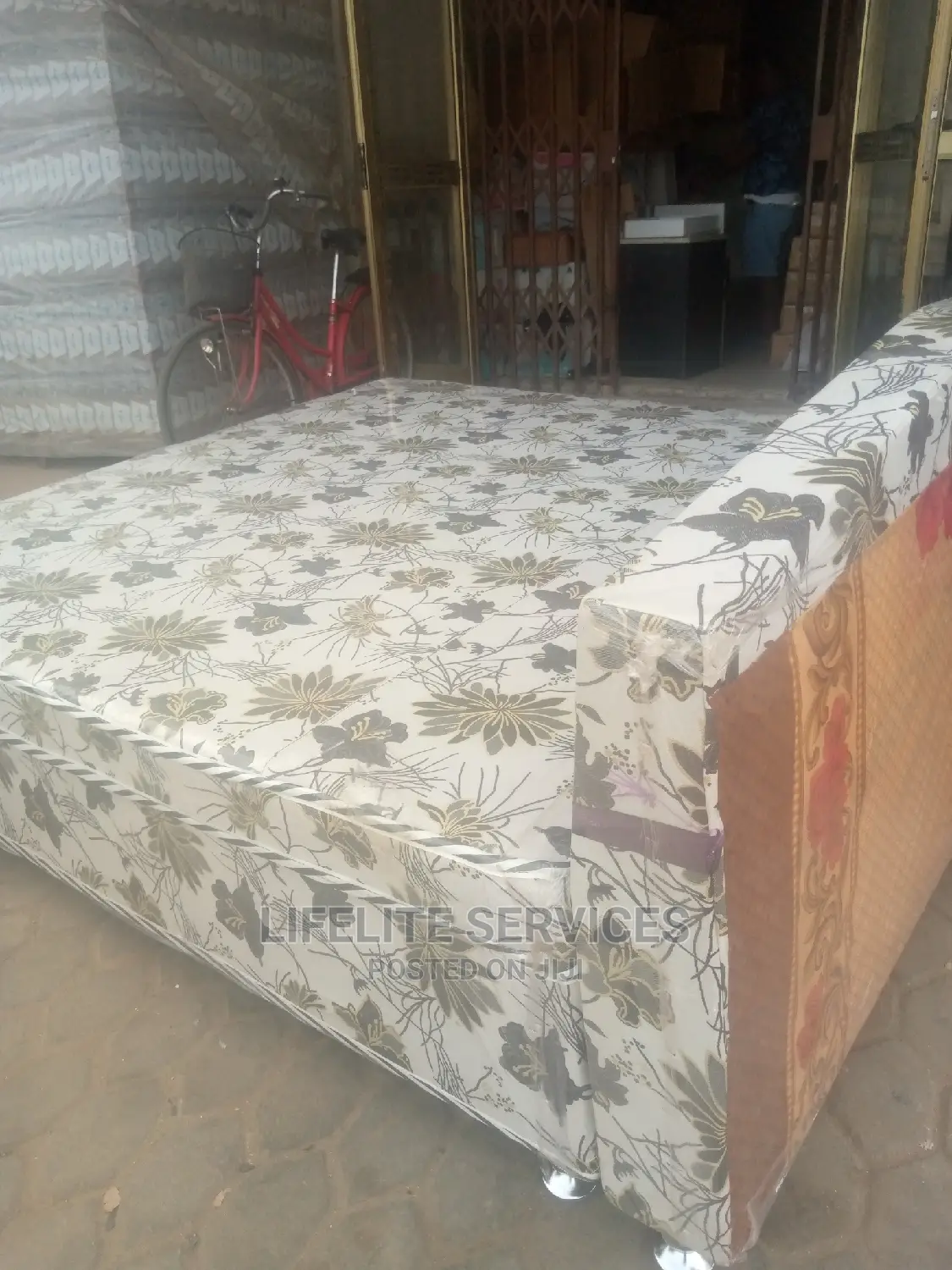 Bed With Inbuilt Foam(Queen Size)