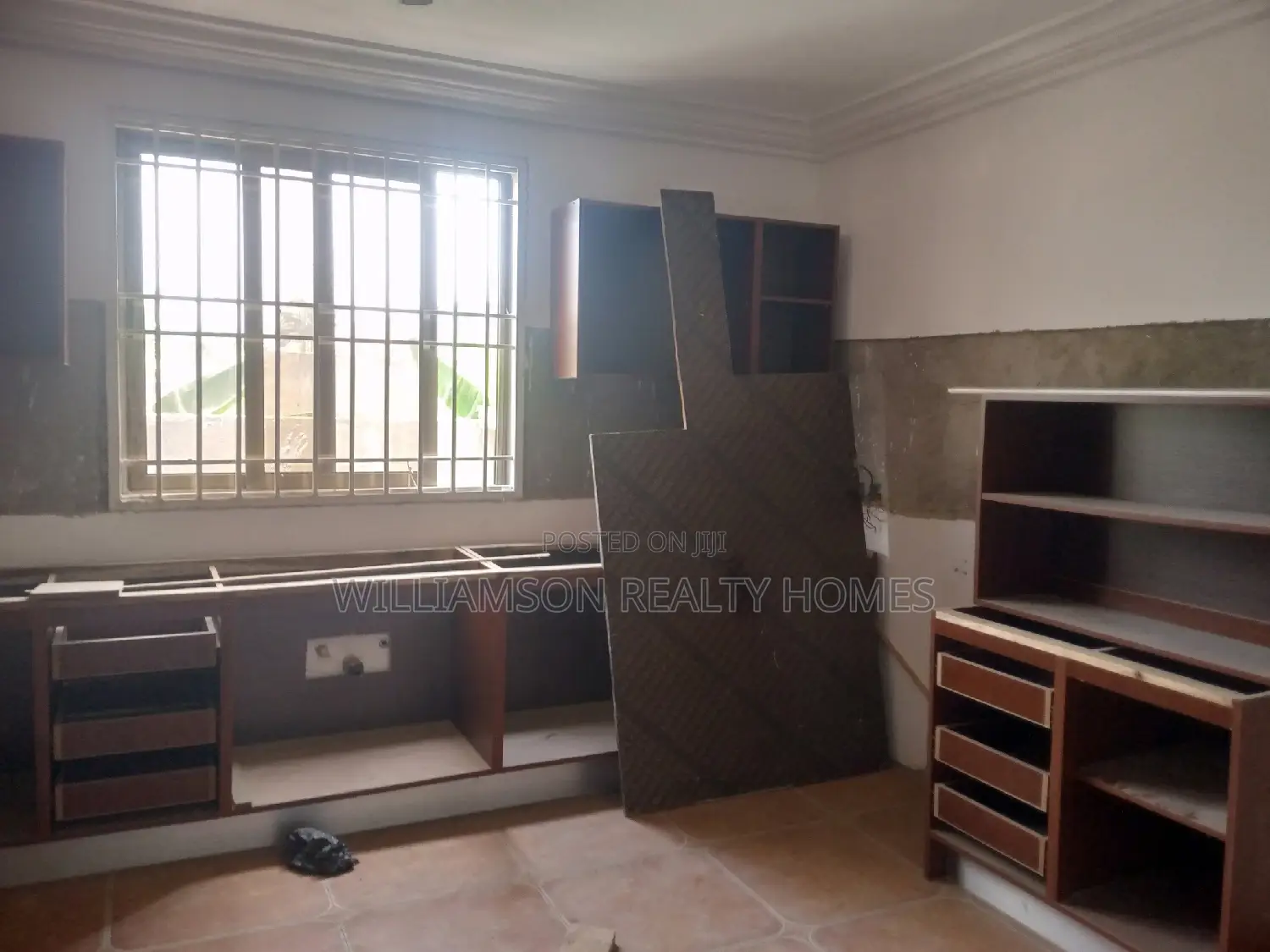 5bdrm Mansion in Hfc Estate, Spintex for sale