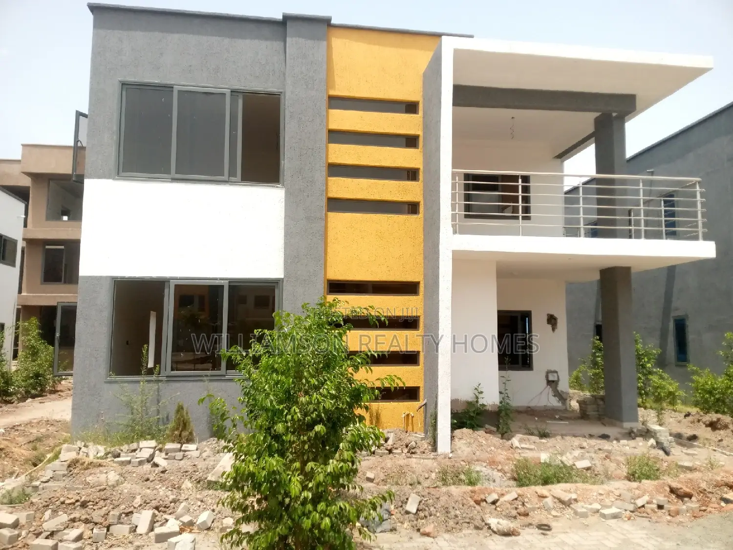 4bdrm Mansion in Around Devtraco, Spintex for Sale