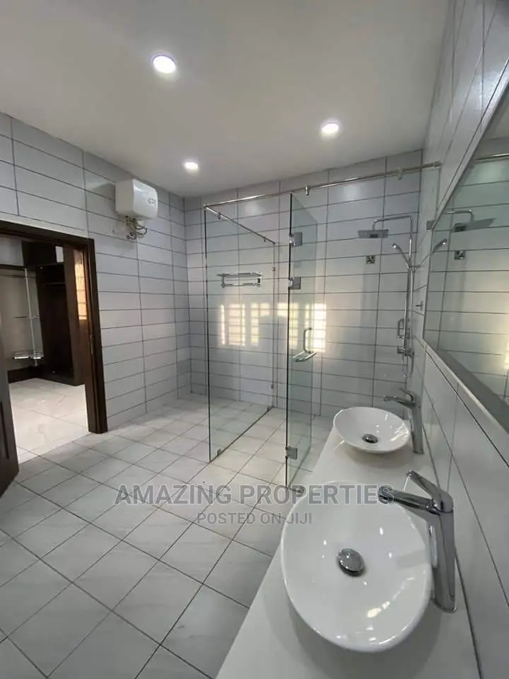 6bdrm House in East Legon, Accra Metropolitan for Sale