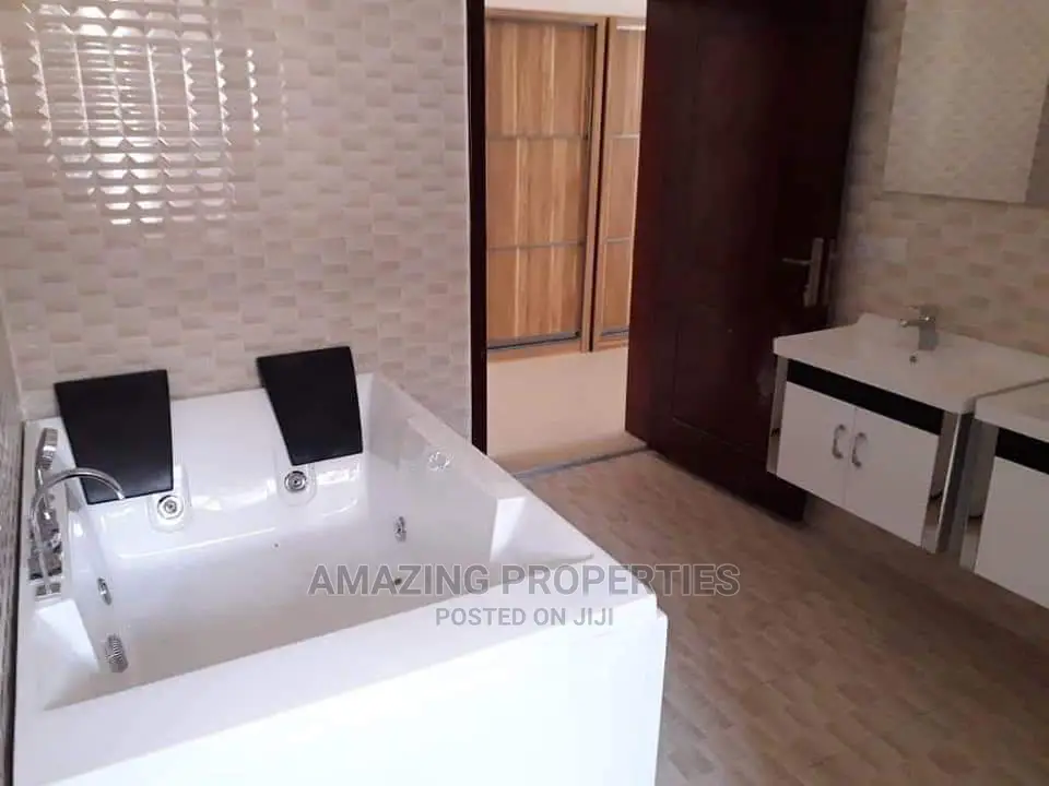 4bdrm House in East Legon for Sale