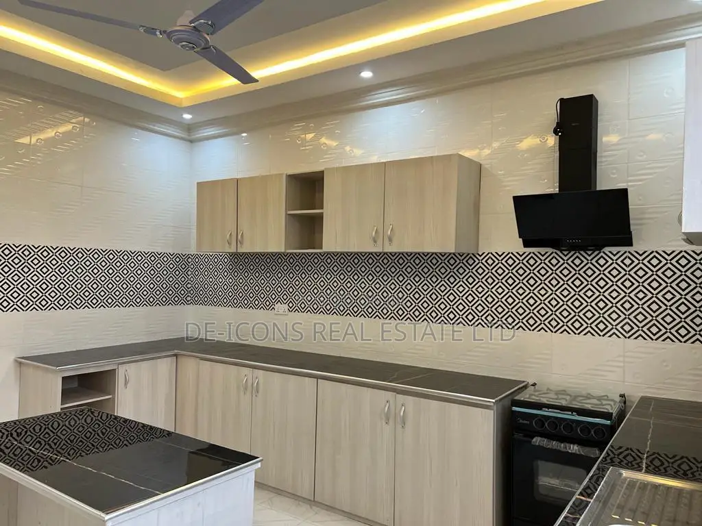 3bdrm House in De-Icons Real Estate, Awutu Senya East Municipal