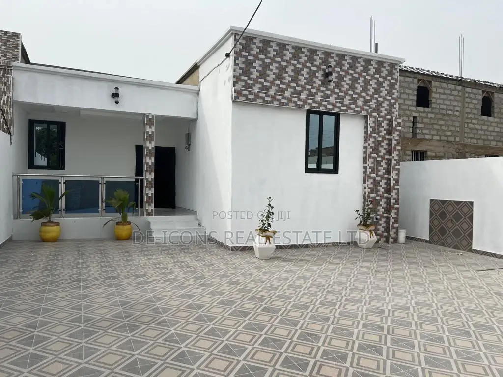 3bdrm House in De-Icons Real Estate, Awutu Senya East Municipal