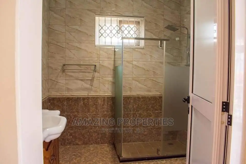 5bdrm House in Tema Community for Sale