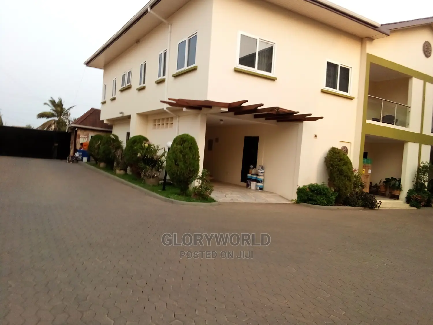 Furnished 4bdrm Condo in Tema Metropolitan for rent