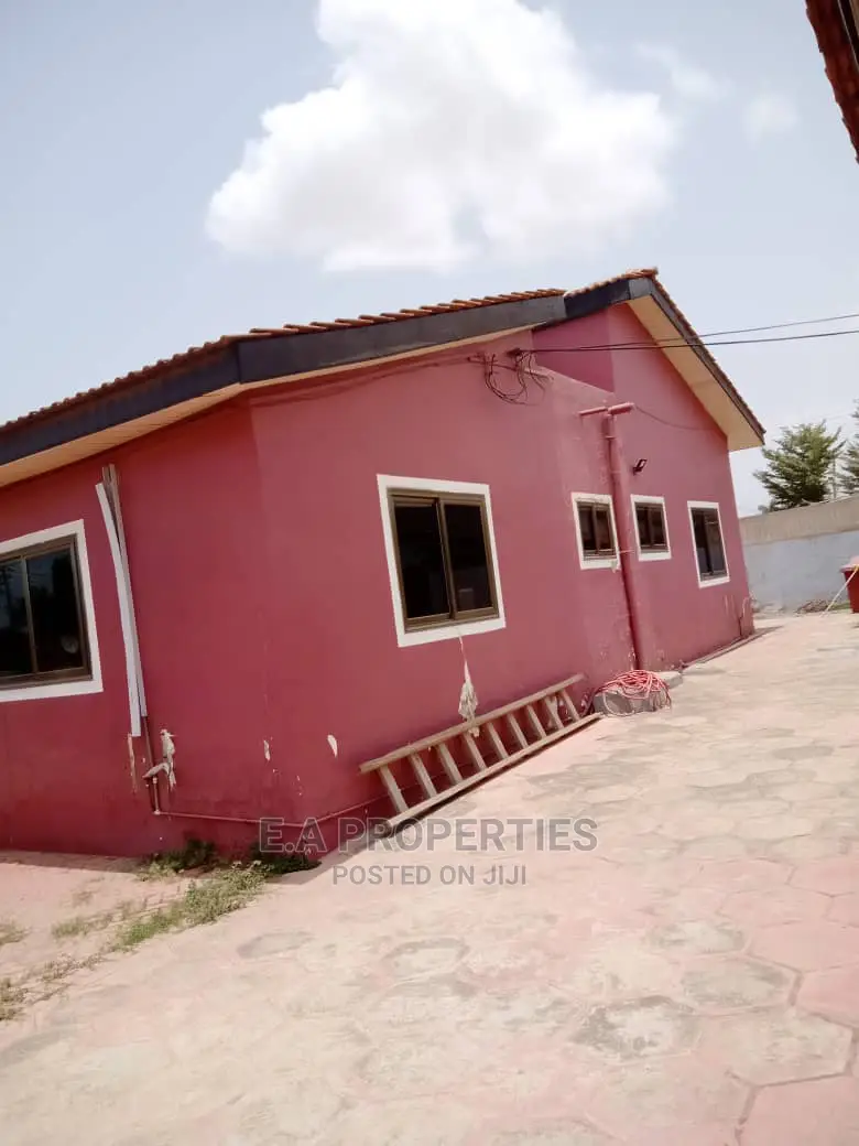 3bdrm House in E a Properties, School Junction for Rent