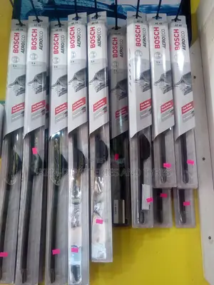 Bosch Wiper Blades Cleans Water On Windscreen Well