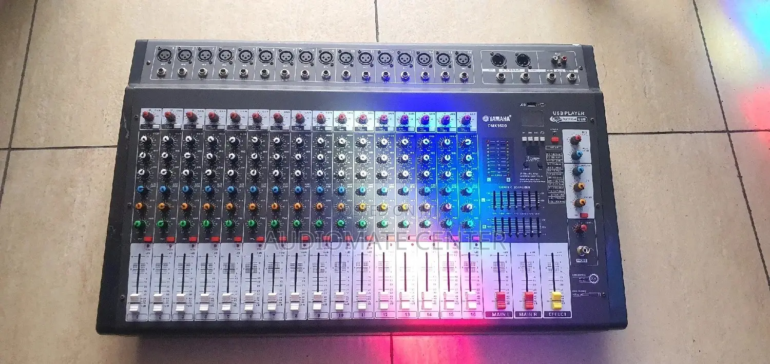 Yamaha DMX 1600 Powered Mixer