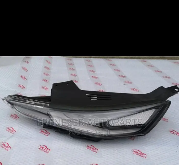 Santafe 2019 White Headlights