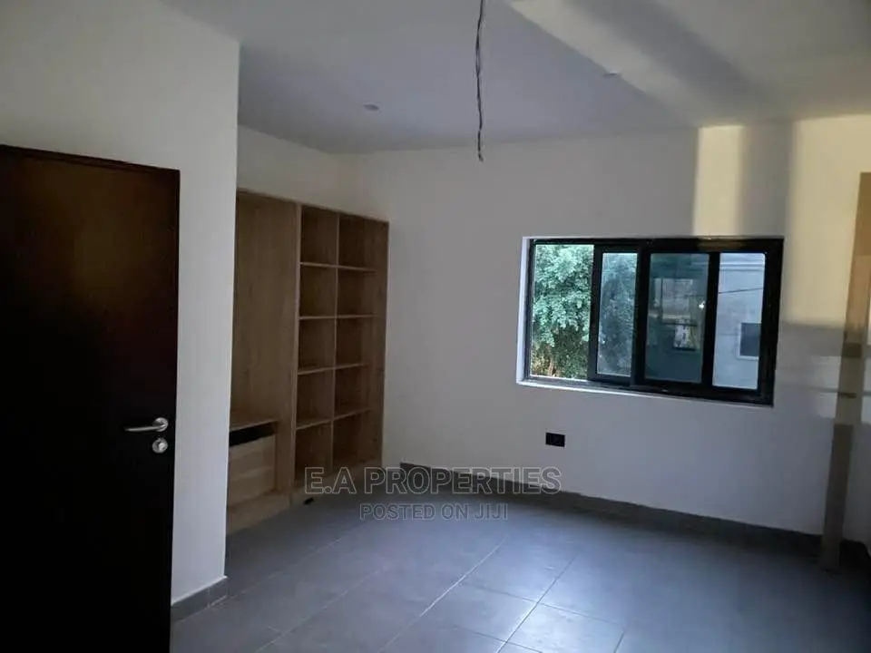 4bdrm House in E a Properties, Lake Side Estate for Sale