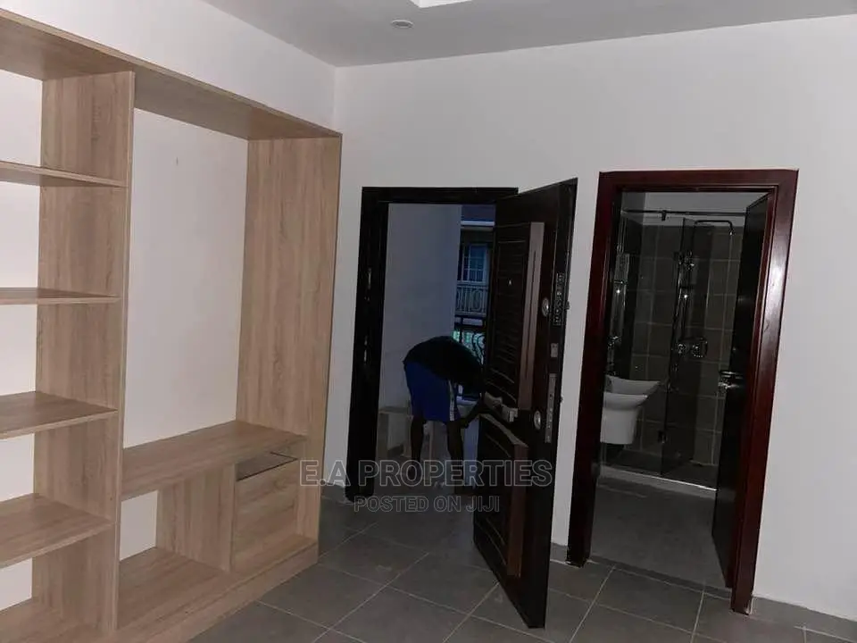 4bdrm House in E a Properties, Lake Side Estate for Sale