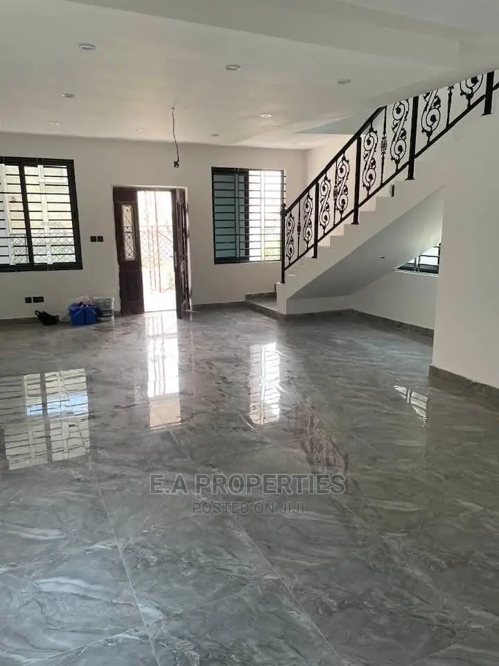 4bdrm House in E a Properties, Lake Side Estate for Sale