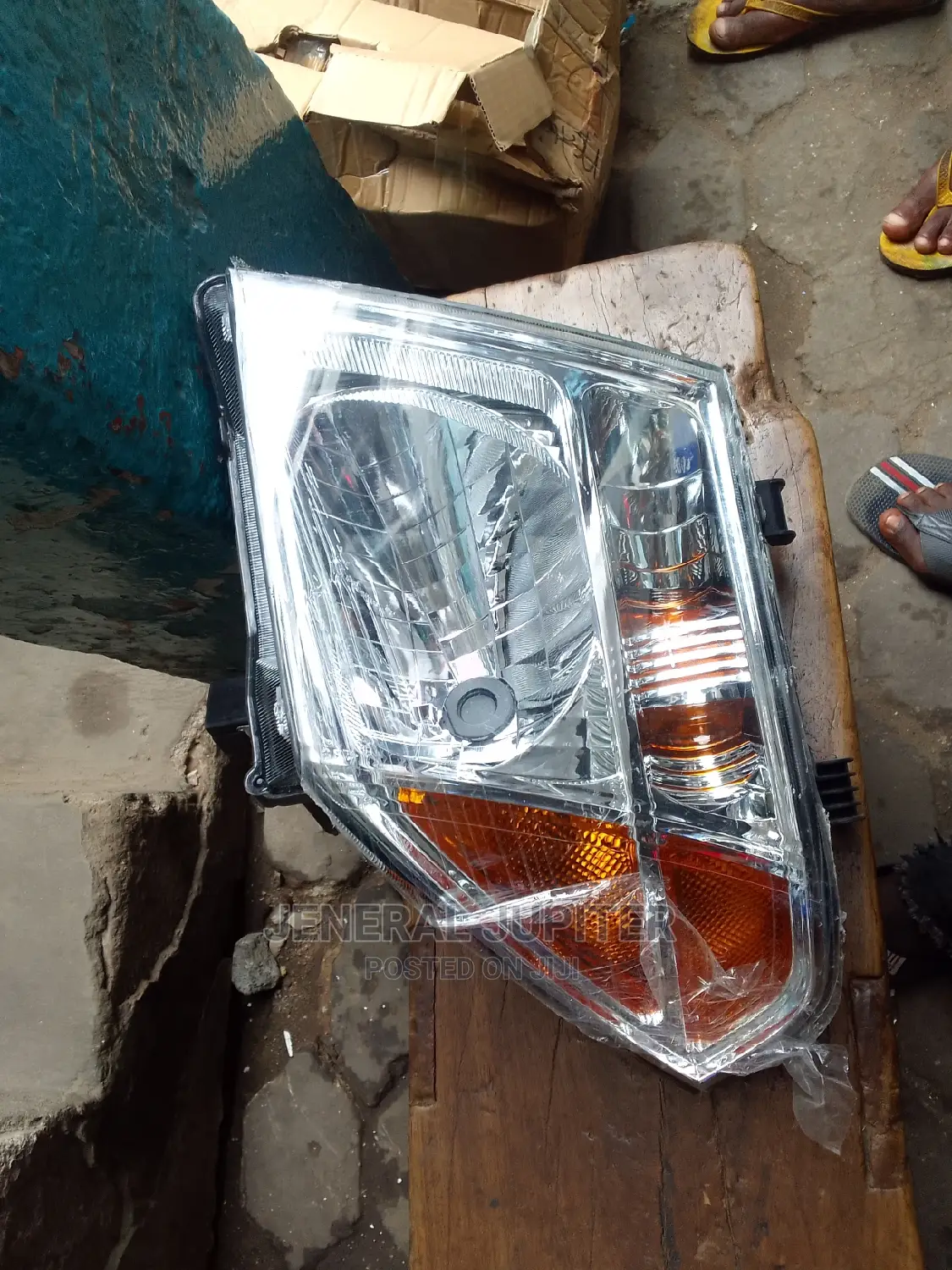 Nissan Navara/Frontier Headlight Pair.