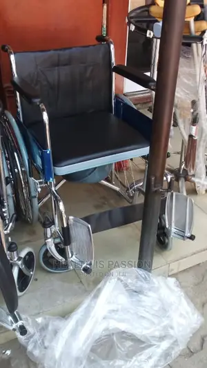 Shot Back Commode Wheel Chair, With Chamber Port