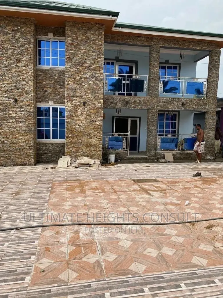 10bdrm Mansion in Anaji, Takoradi for Sale
