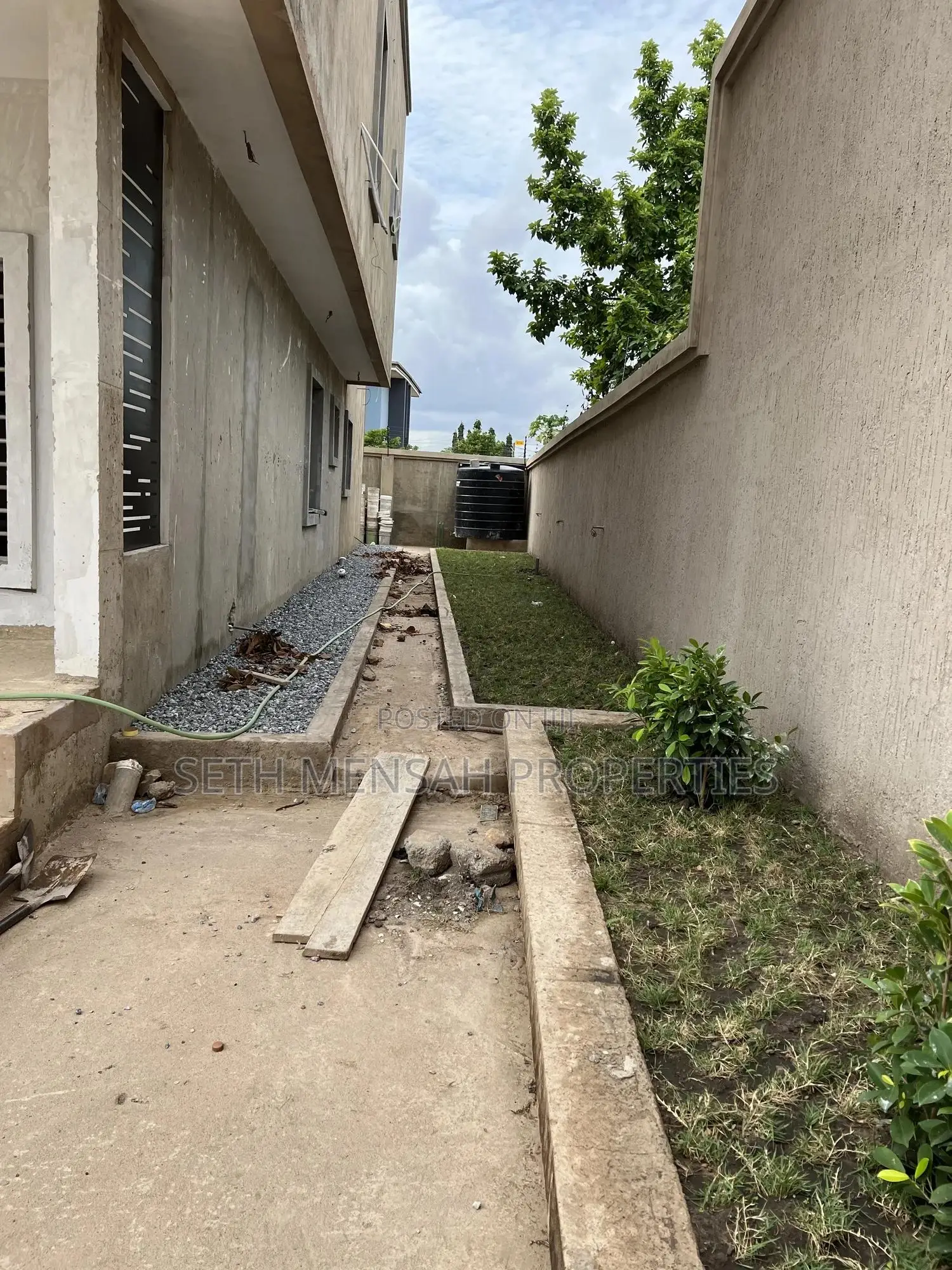4bdrm House in Close to Mine Road 4 for Sale