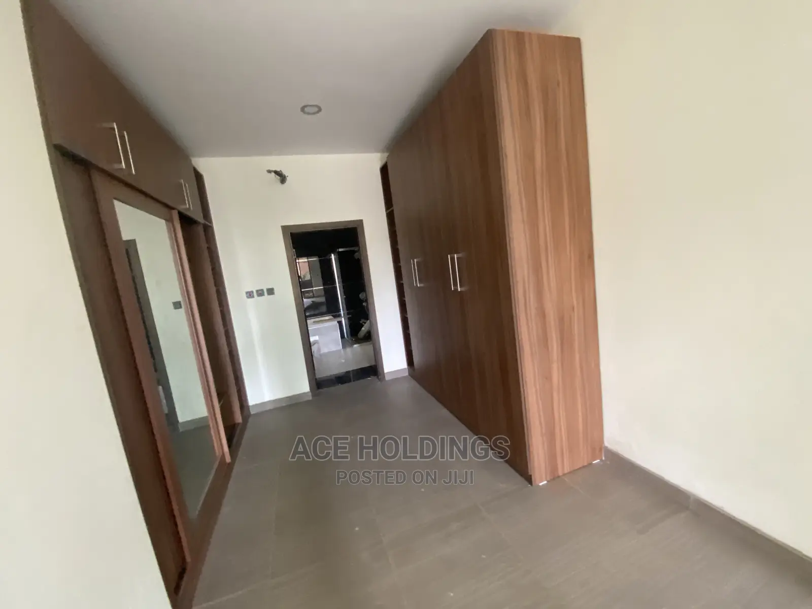 6bdrm Mansion in East Legon for sale