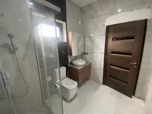 6bdrm Mansion in East Legon for sale