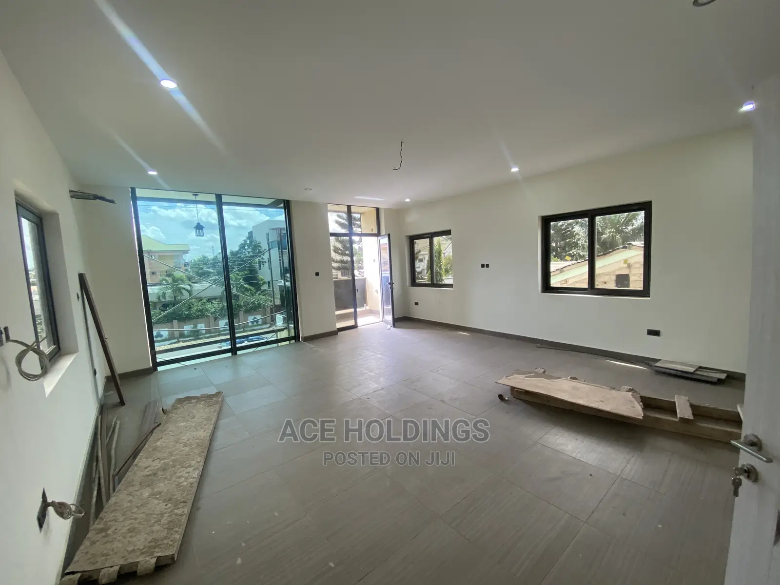 6bdrm Mansion in East Legon for sale