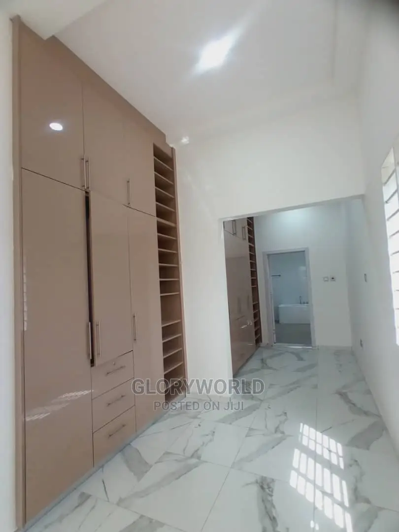 5bdrm House in Lake Side Estate for sale