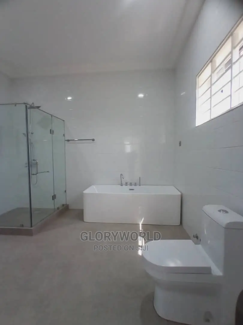 5bdrm House in Lake Side Estate for sale
