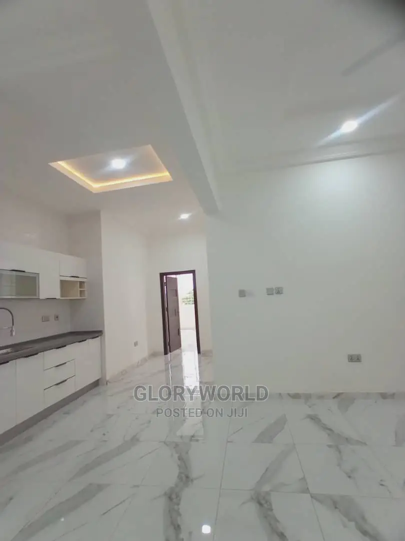 5bdrm House in Lake Side Estate for sale