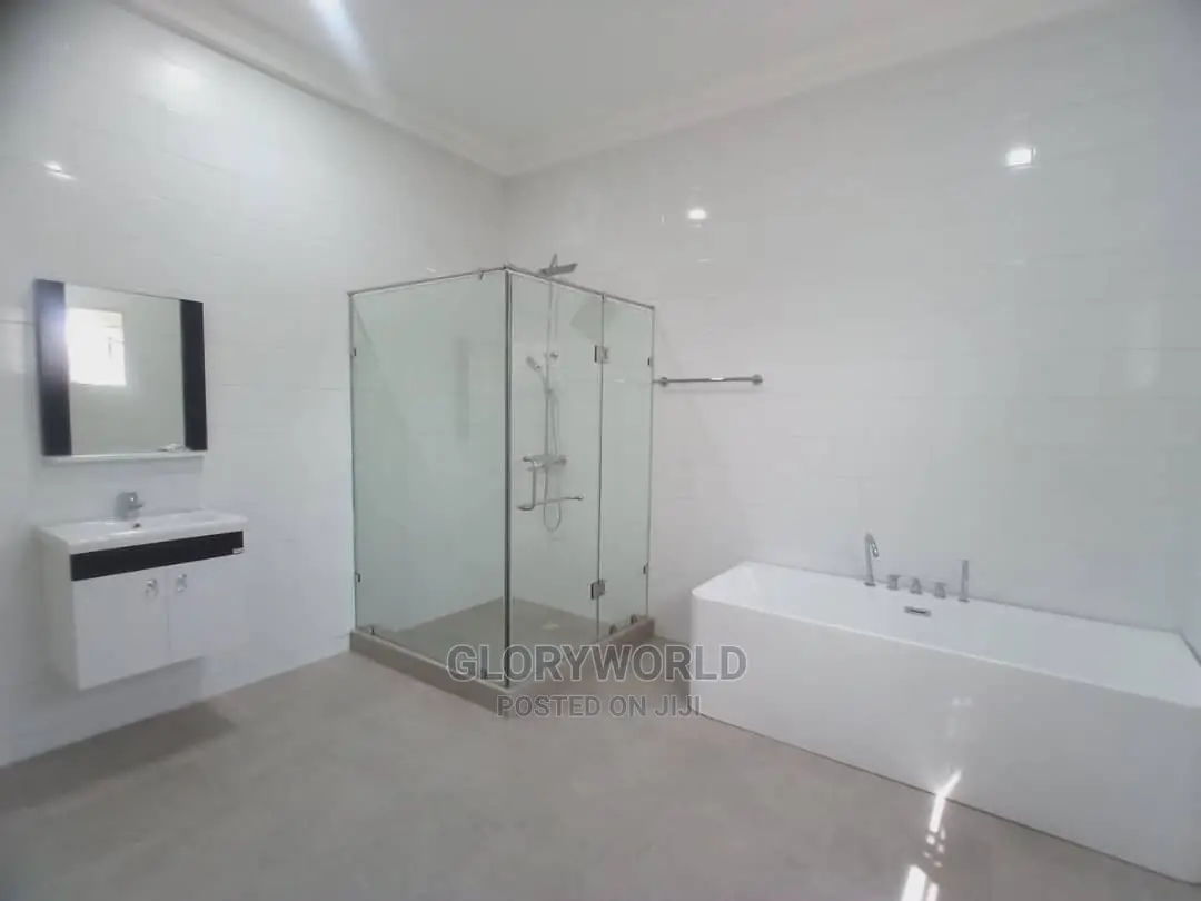 5bdrm House in Lake Side Estate for sale