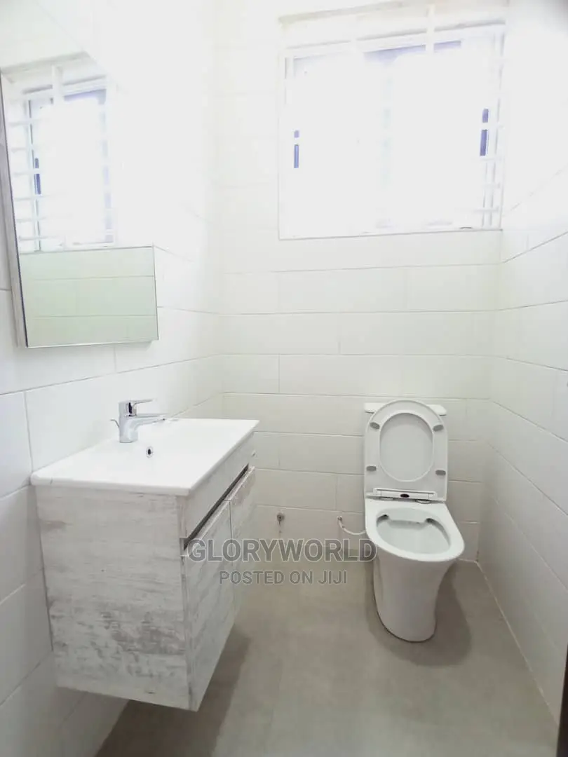 5bdrm House in Lake Side Estate for sale